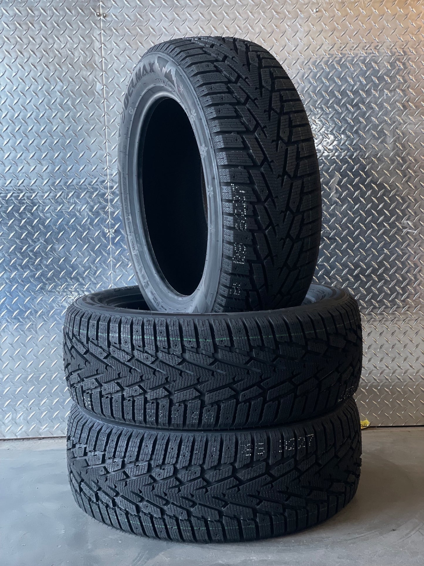 P 235/55R19 Ultima Ice 105T